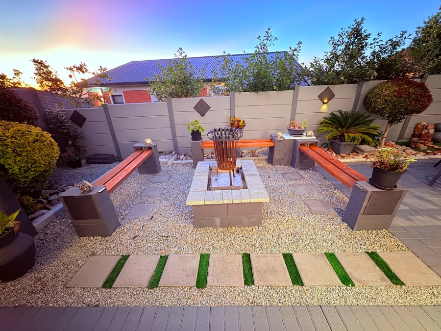 5 Bedroom Property for Sale in Reebok Western Cape